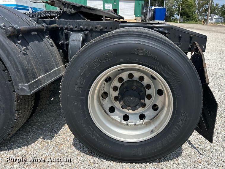 image for item EK3223 2017 Frieghtliner Cascadia 113 semi truck