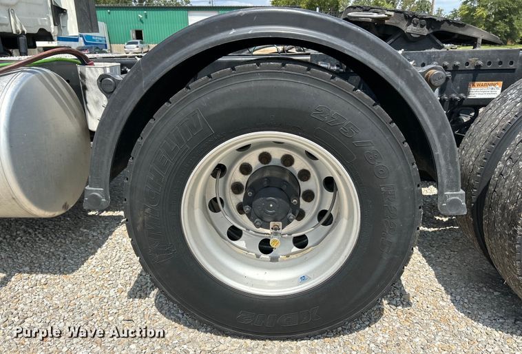 image for item EK3223 2017 Frieghtliner Cascadia 113 semi truck