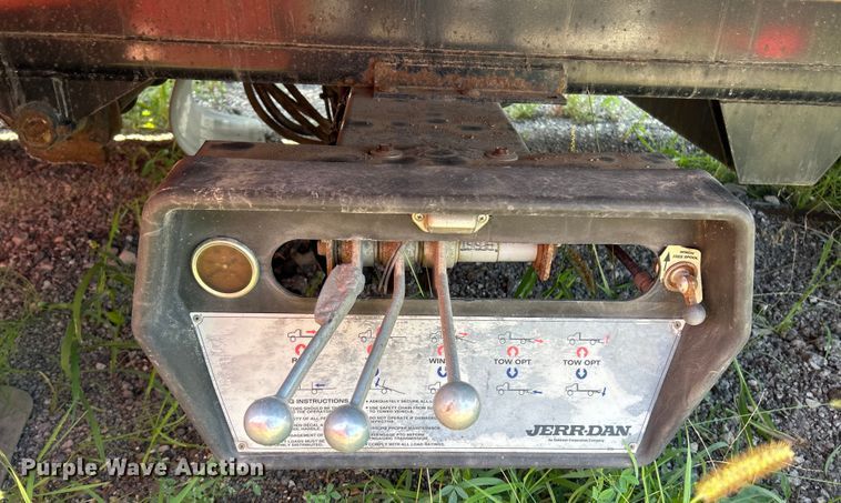 image for item EK3228 Jerr-Dan 815TRBLP-W rollback bed