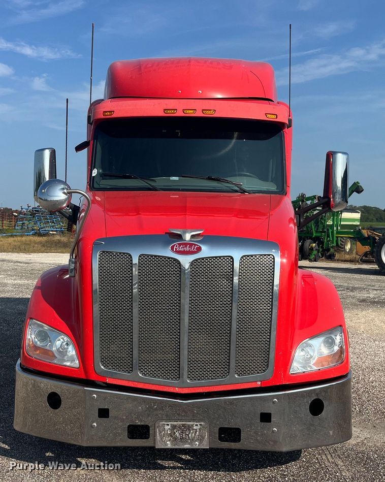 image for item EK8937 2013 Peterbilt  579 semi truck