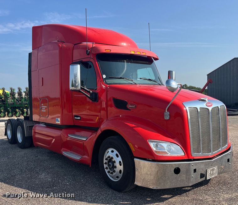 image for item EK8937 2013 Peterbilt  579 semi truck