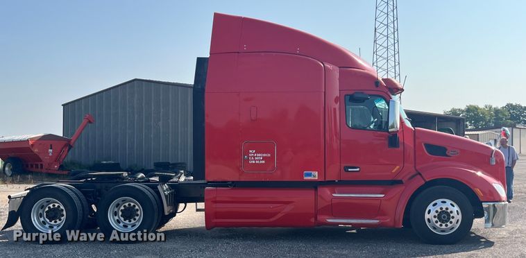 image for item EK8937 2013 Peterbilt  579 semi truck
