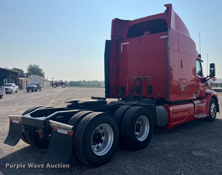 image for item EK8937 2013 Peterbilt  579 semi truck