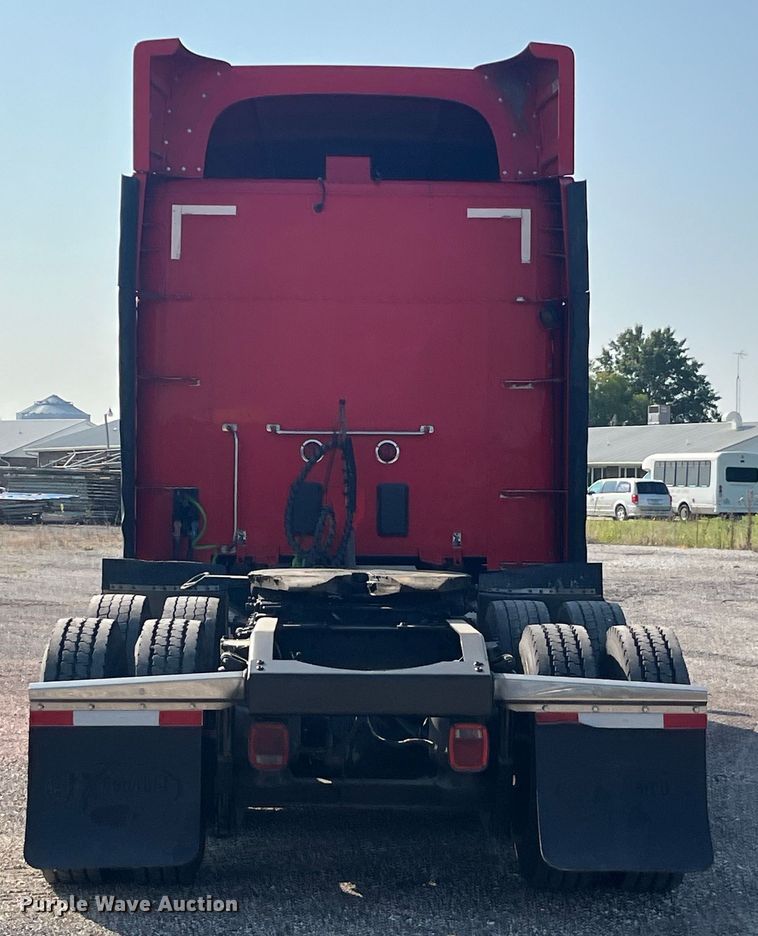 image for item EK8937 2013 Peterbilt  579 semi truck