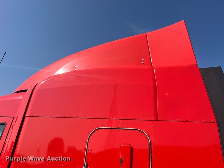 image for item EK8937 2013 Peterbilt  579 semi truck