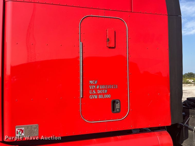 image for item EK8937 2013 Peterbilt  579 semi truck