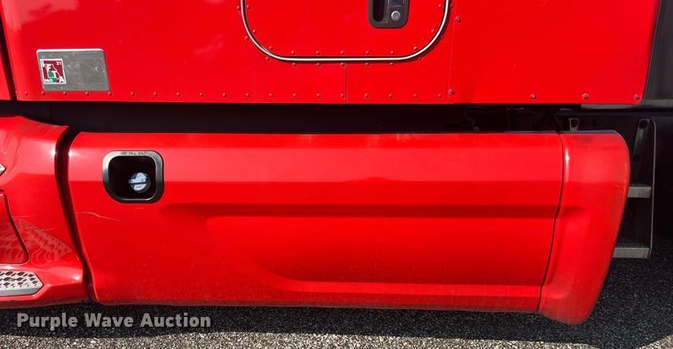 image for item EK8937 2013 Peterbilt  579 semi truck