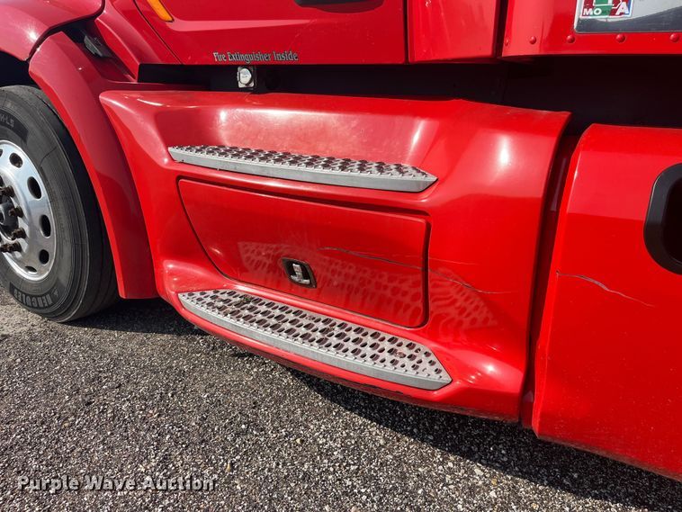 image for item EK8937 2013 Peterbilt  579 semi truck