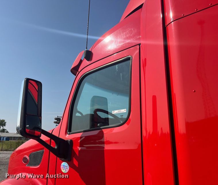 image for item EK8937 2013 Peterbilt  579 semi truck