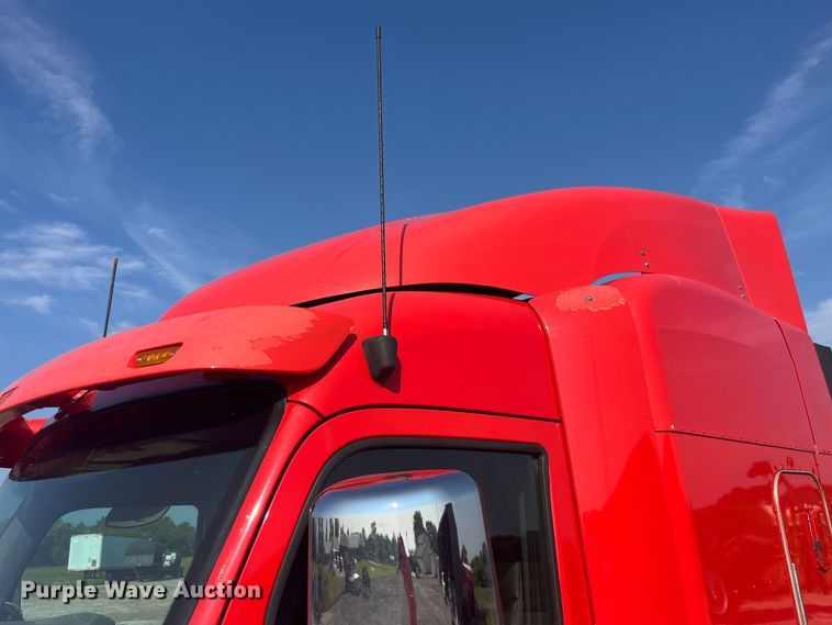 image for item EK8937 2013 Peterbilt  579 semi truck