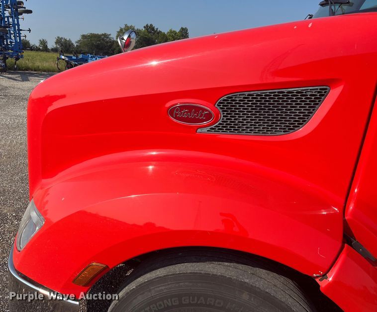 image for item EK8937 2013 Peterbilt  579 semi truck