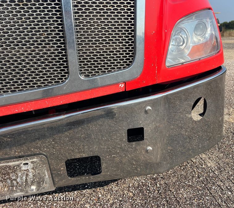 image for item EK8937 2013 Peterbilt  579 semi truck