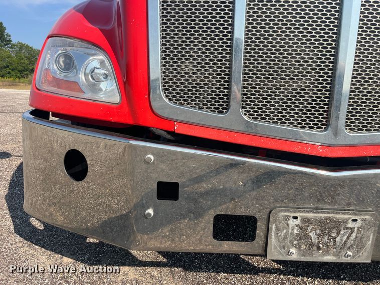 image for item EK8937 2013 Peterbilt  579 semi truck