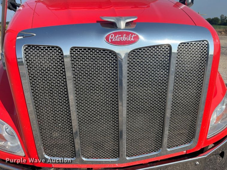 image for item EK8937 2013 Peterbilt  579 semi truck