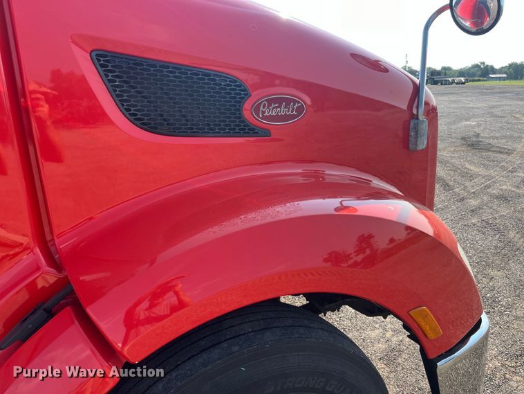 image for item EK8937 2013 Peterbilt  579 semi truck