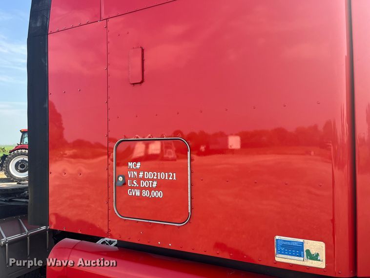 image for item EK8937 2013 Peterbilt  579 semi truck