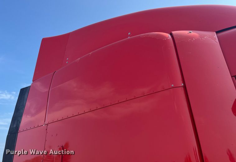 image for item EK8937 2013 Peterbilt  579 semi truck