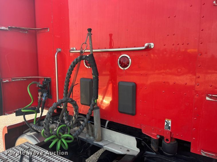 image for item EK8937 2013 Peterbilt  579 semi truck