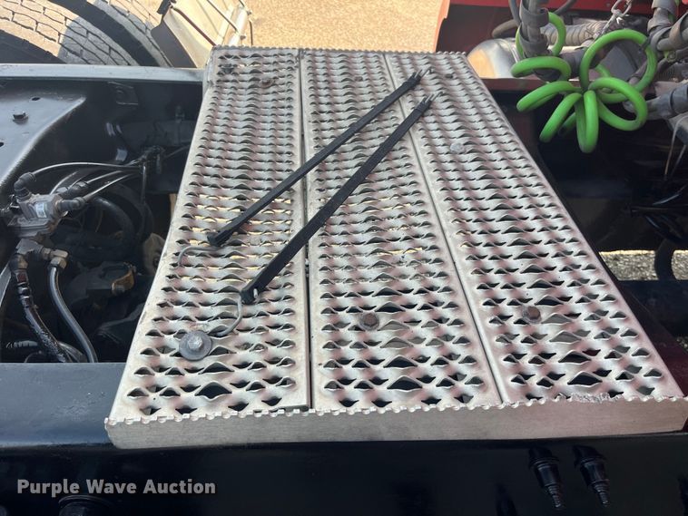 image for item EK8937 2013 Peterbilt  579 semi truck