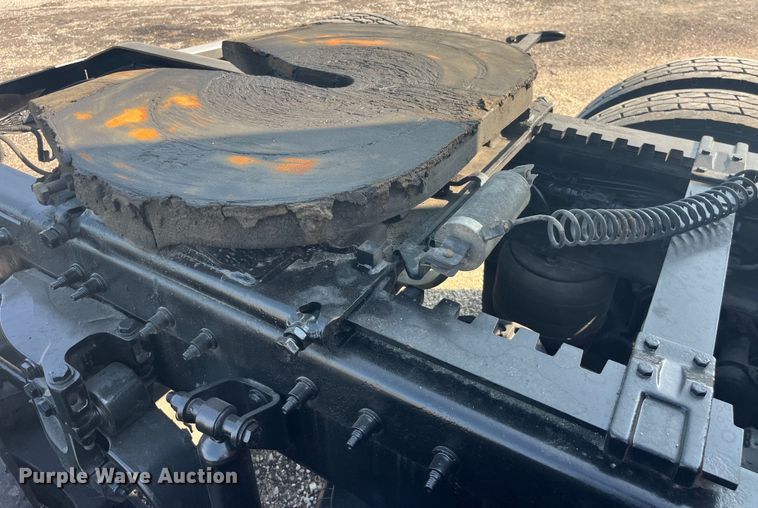 image for item EK8937 2013 Peterbilt  579 semi truck