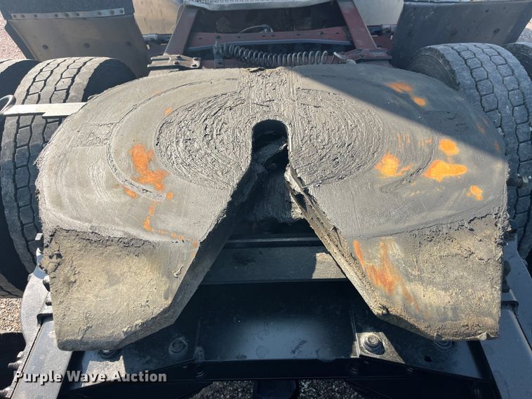 image for item EK8937 2013 Peterbilt  579 semi truck