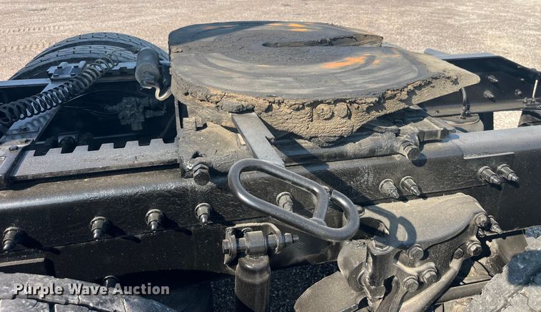 image for item EK8937 2013 Peterbilt  579 semi truck