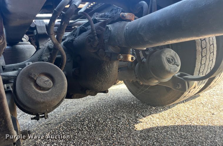 image for item EK8937 2013 Peterbilt  579 semi truck