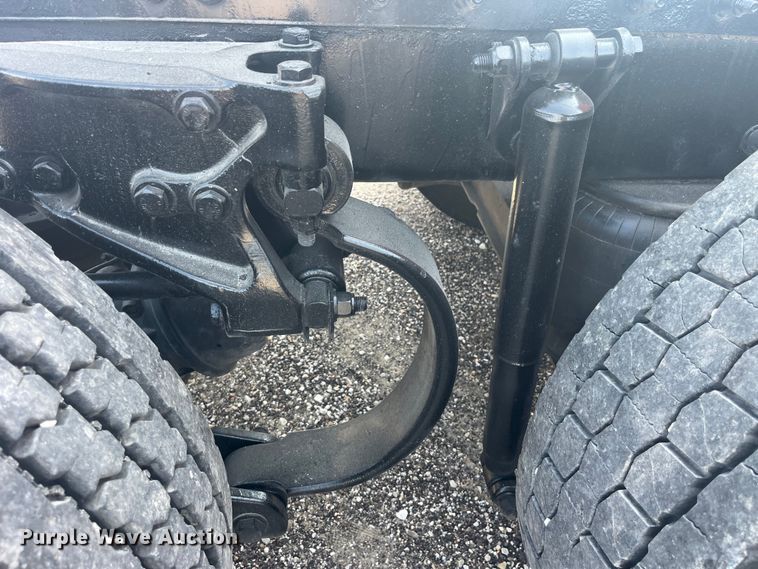 image for item EK8937 2013 Peterbilt  579 semi truck