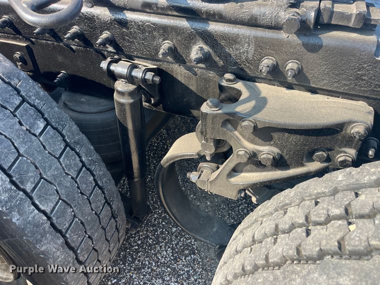 image for item EK8937 2013 Peterbilt  579 semi truck