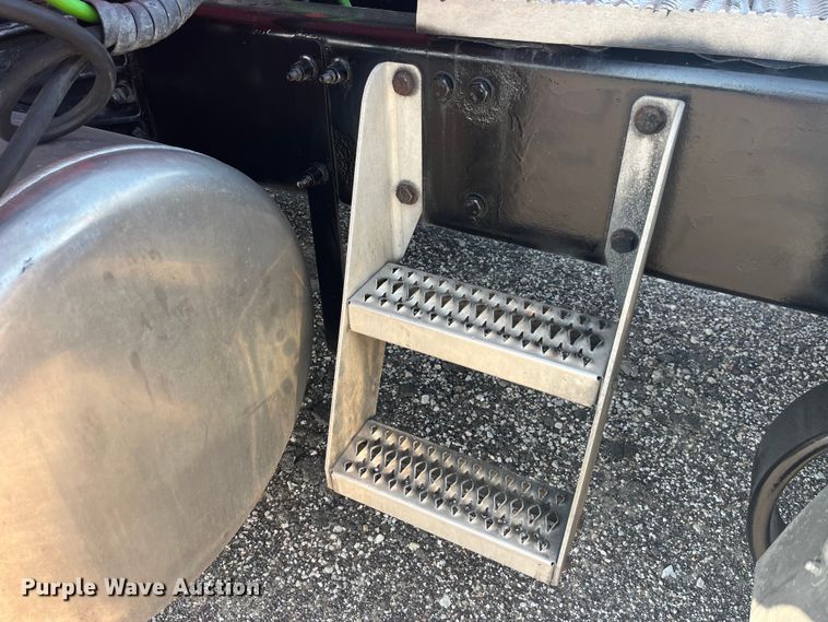 image for item EK8937 2013 Peterbilt  579 semi truck