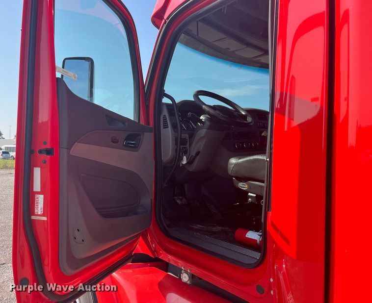 image for item EK8937 2013 Peterbilt  579 semi truck
