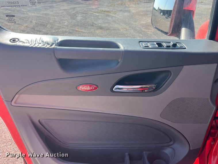 image for item EK8937 2013 Peterbilt  579 semi truck