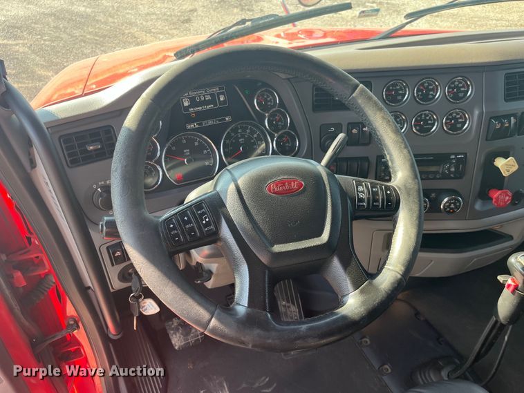 image for item EK8937 2013 Peterbilt  579 semi truck