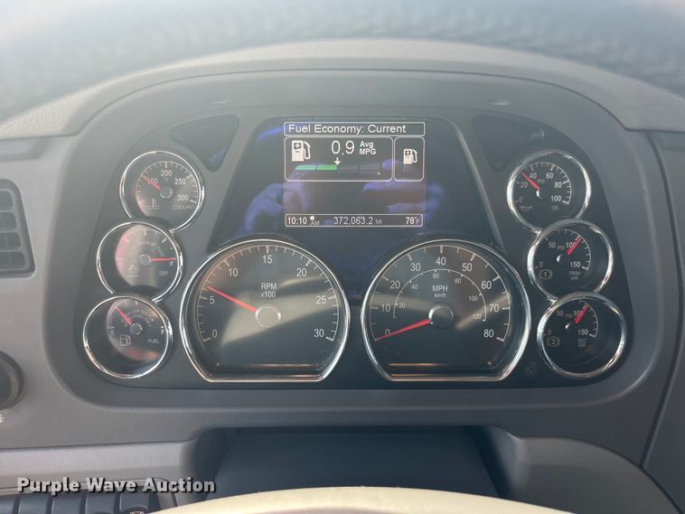 image for item EK8937 2013 Peterbilt  579 semi truck