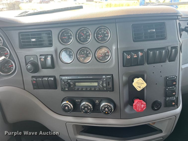 image for item EK8937 2013 Peterbilt  579 semi truck