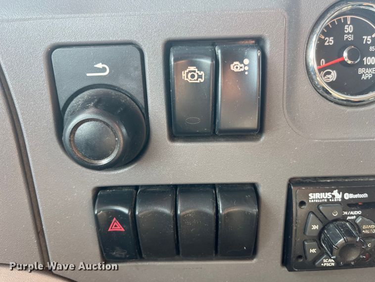 image for item EK8937 2013 Peterbilt  579 semi truck