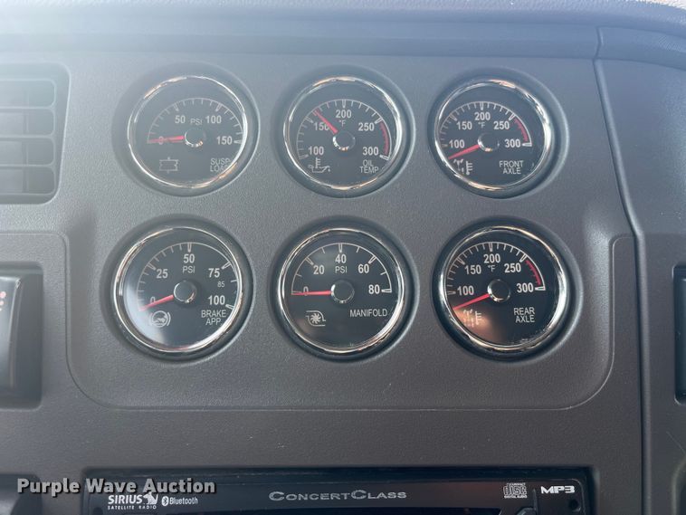 image for item EK8937 2013 Peterbilt  579 semi truck