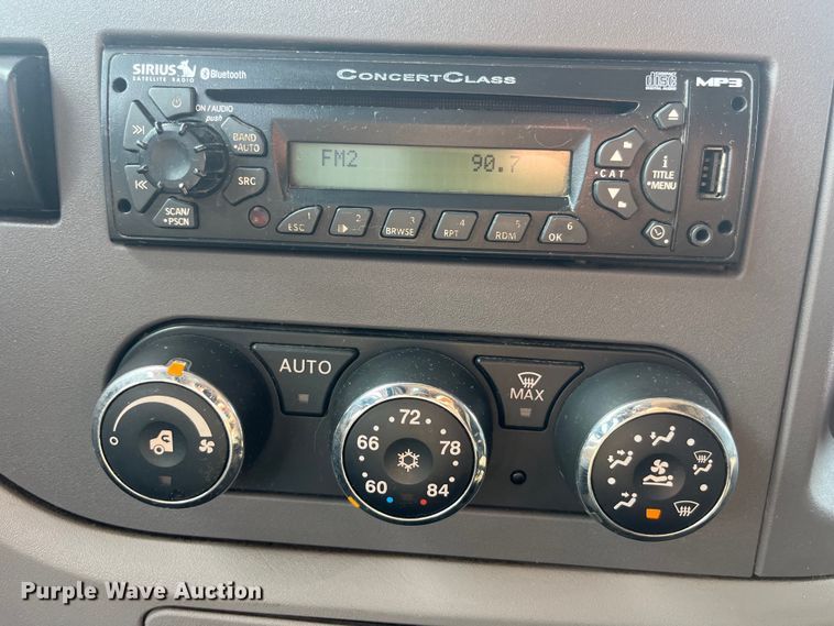 image for item EK8937 2013 Peterbilt  579 semi truck