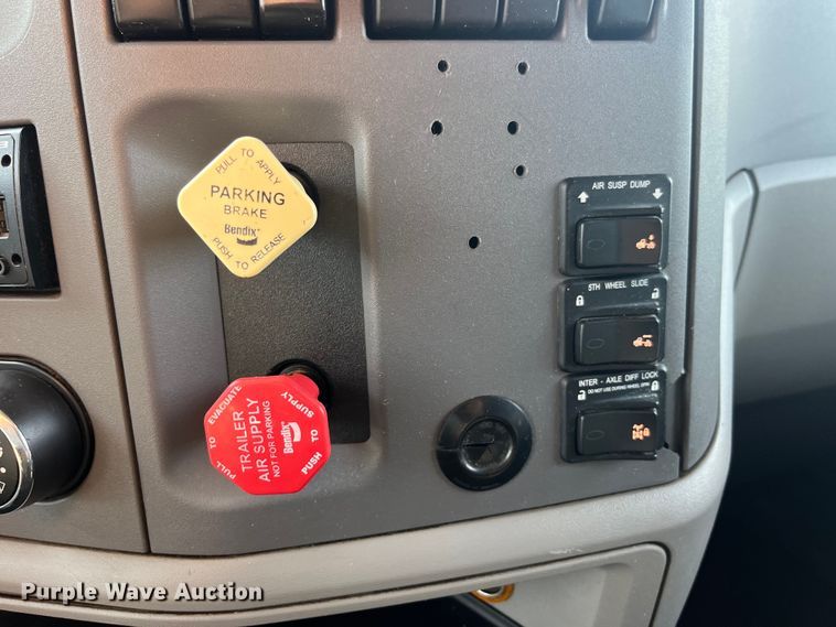 image for item EK8937 2013 Peterbilt  579 semi truck