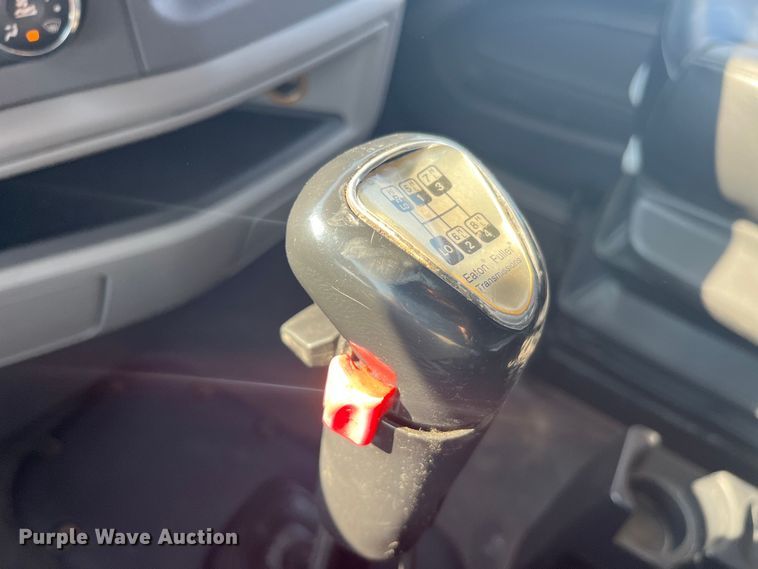 image for item EK8937 2013 Peterbilt  579 semi truck