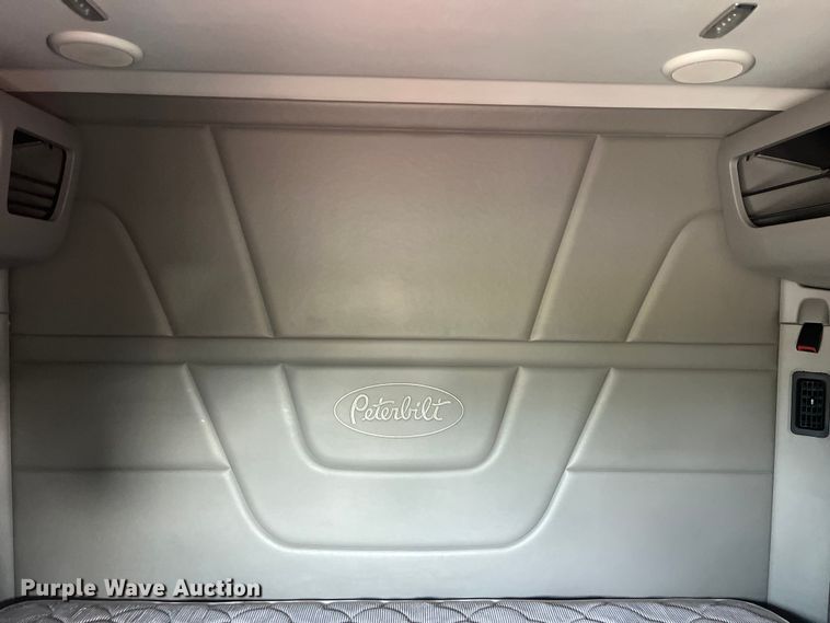 image for item EK8937 2013 Peterbilt  579 semi truck