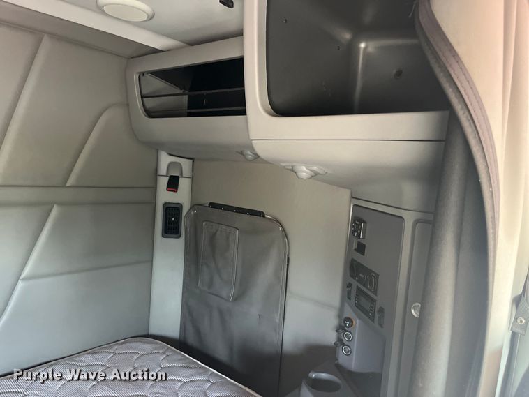 image for item EK8937 2013 Peterbilt  579 semi truck