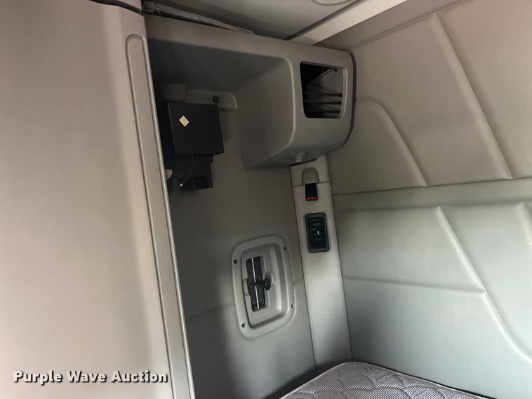 image for item EK8937 2013 Peterbilt  579 semi truck