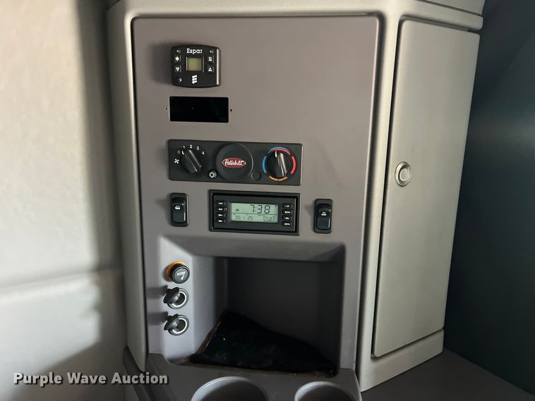 image for item EK8937 2013 Peterbilt  579 semi truck