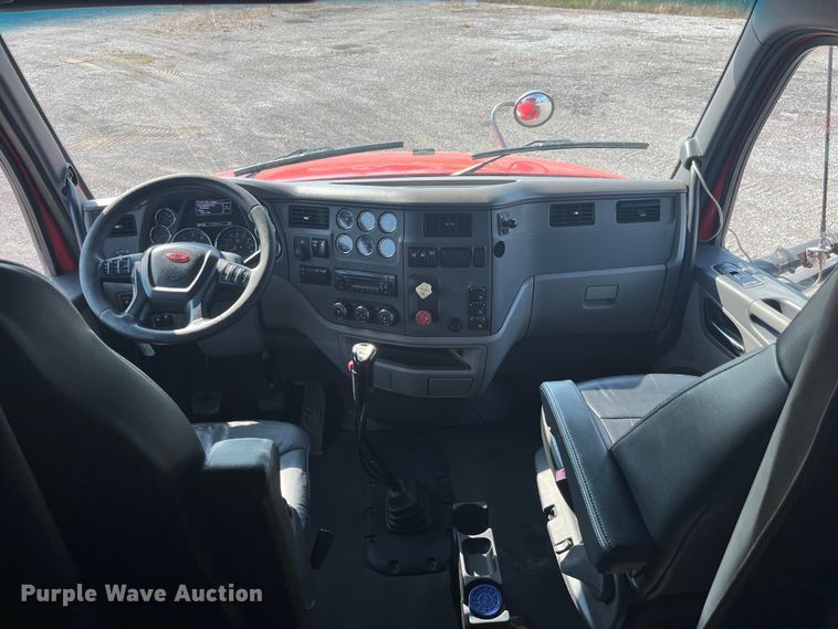 image for item EK8937 2013 Peterbilt  579 semi truck