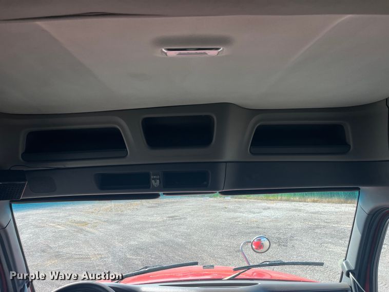 image for item EK8937 2013 Peterbilt  579 semi truck