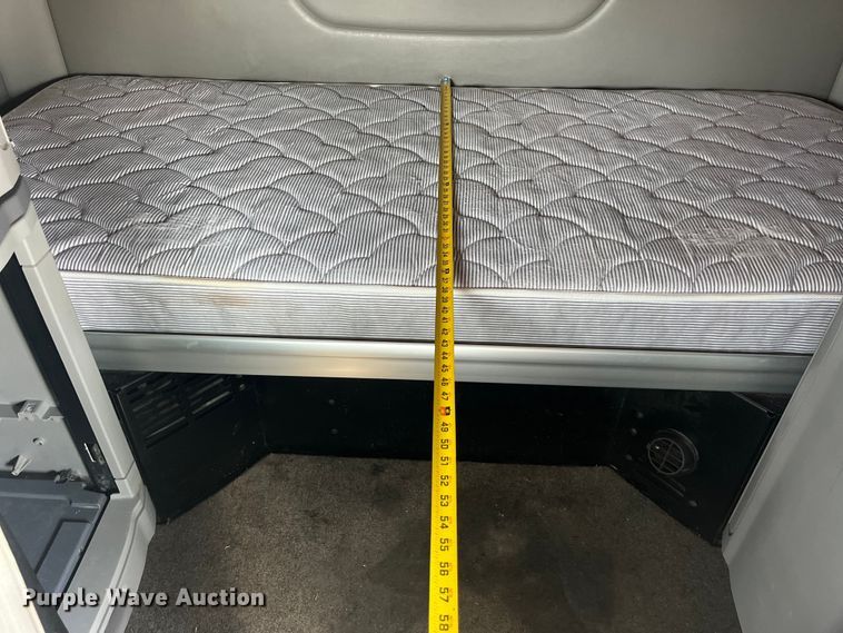 image for item EK8937 2013 Peterbilt  579 semi truck