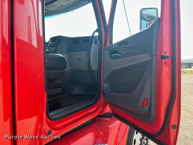 image for item EK8937 2013 Peterbilt  579 semi truck