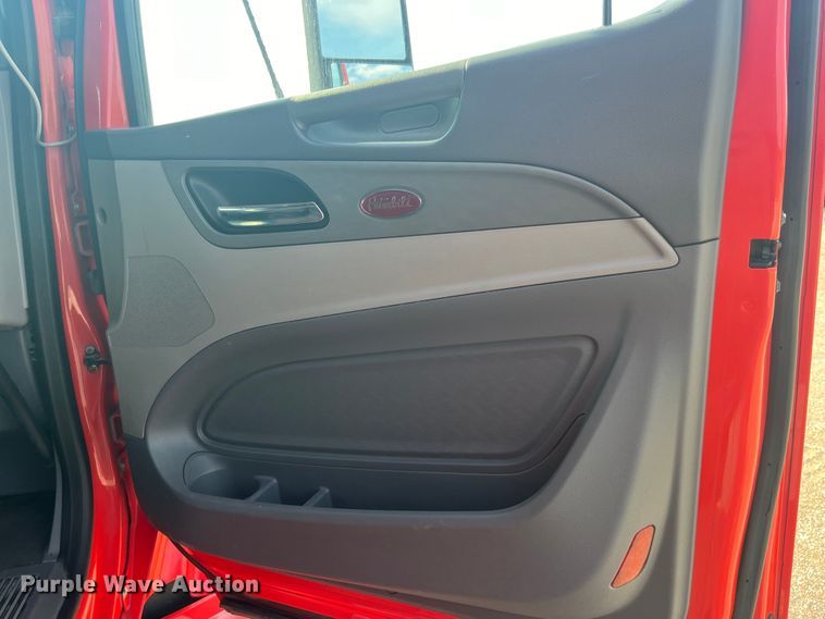 image for item EK8937 2013 Peterbilt  579 semi truck