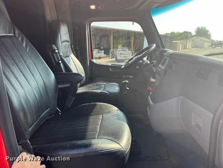 image for item EK8937 2013 Peterbilt  579 semi truck